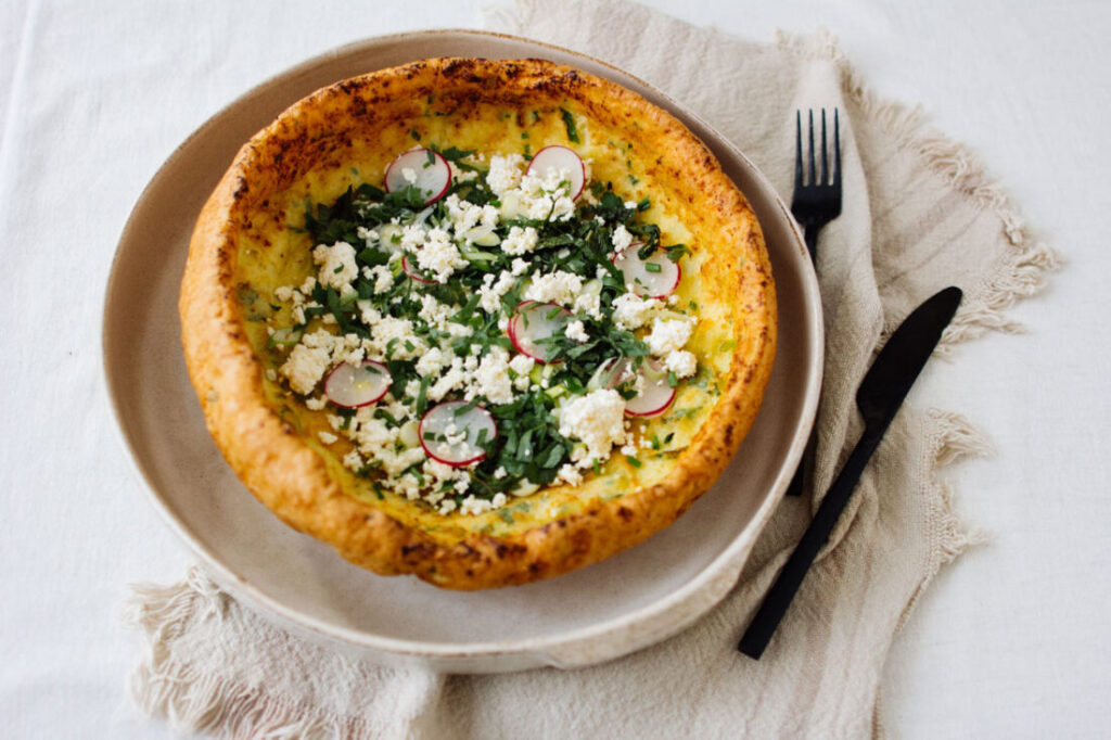 Dutsch-Baby mit Kräutern und Bröseltopfen