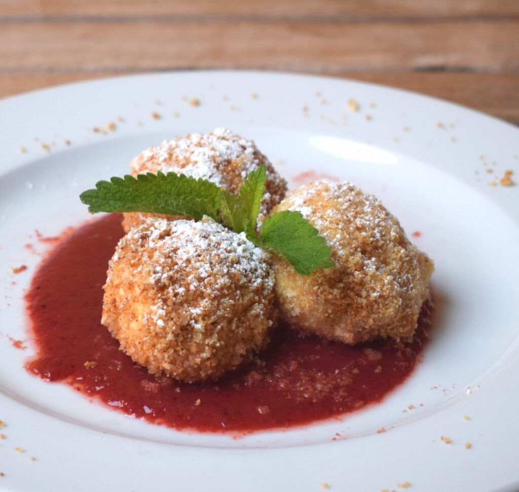 Wilhelmsburger Hoflieferanten_Topfenknoedel_SCHNITT